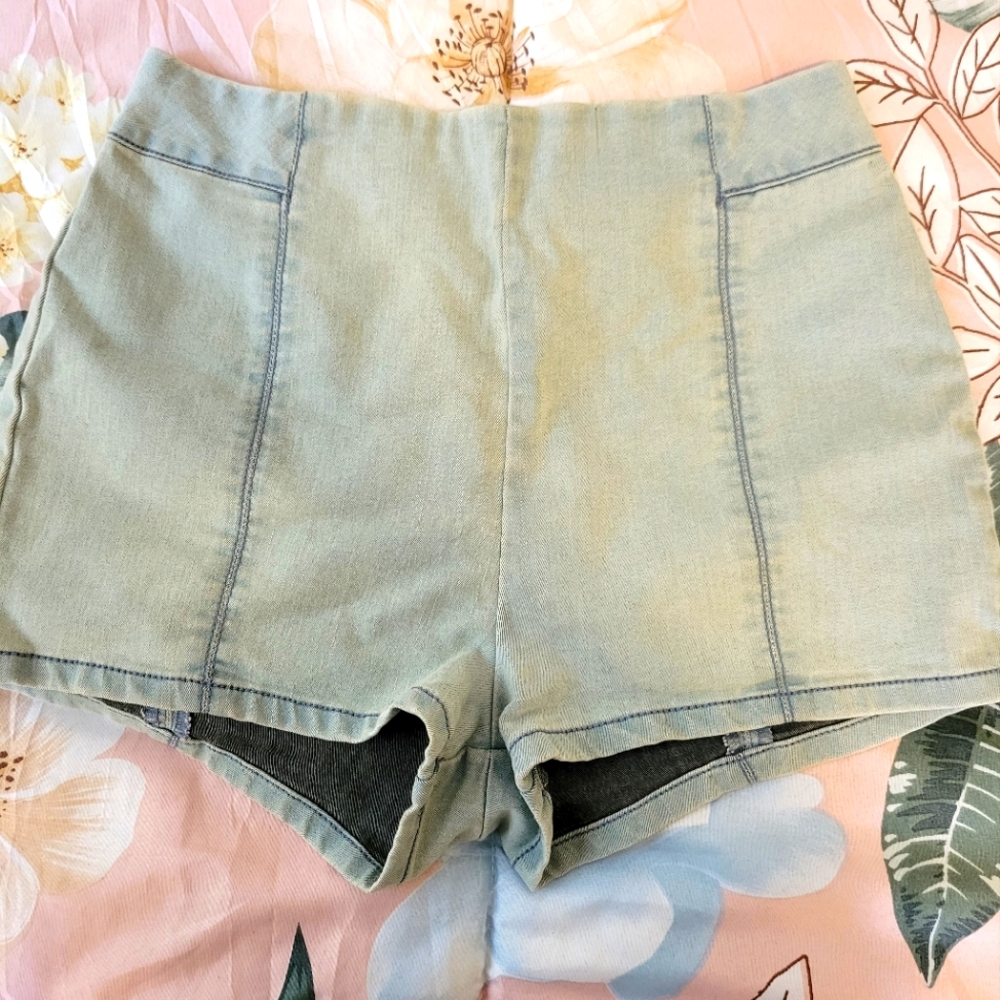 Kimchi Blue light wash denim summer shorts!